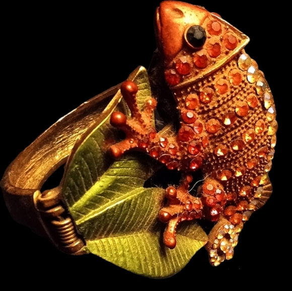 Unmarked Jewelry - Lizard on Leaf Hinge Bracelet